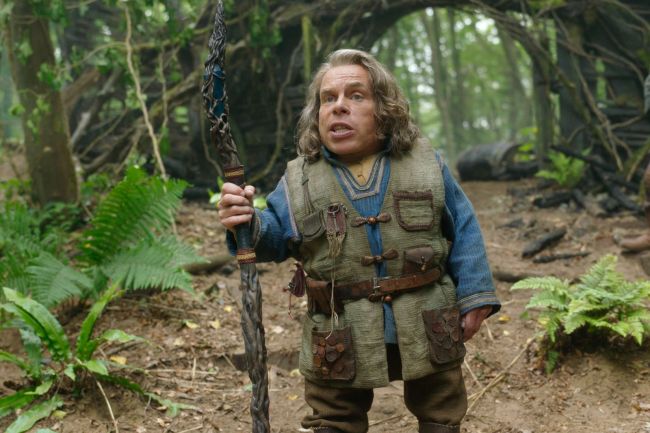 Warwick Davis disajikan OBE untuk aktivisme dan "karir aktingnya yang luar biasa"