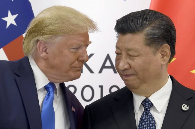 Donald Trump mengklaim kunjungan yang sukses ke China, tetapi kesepakatan perdagangan diragukan