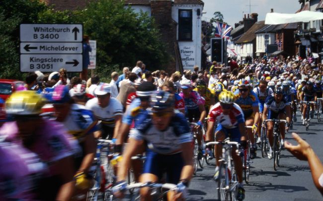 Orang iseng dijatuhi hukuman penjara karena mengganggu etape Tour de France dan menyerang seorang petugas polisi