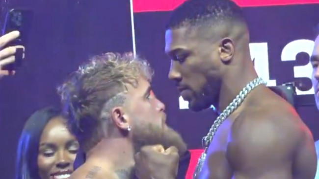 Anthony Joshua memiliki berat 13 kg lebih berat dari Jake Paul sebelum pertandingan tinju Netflix