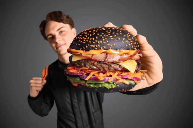 Jaringan burger Australia terpaksa memperbarui promosi yang menawarkan burger gratis setelah podium Oscar Piastri finis