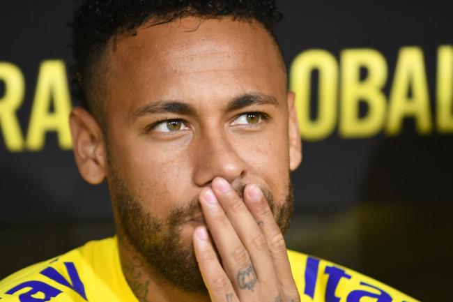 Neymar menderita cedera betis dan akan absen 2-3 minggu, bisa dikeluarkan dari skuad Piala Dunia