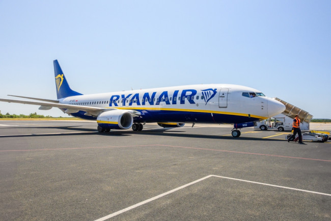 Pria hampir tersedot keluar melalui jendela dalam penerbangan Ryanair