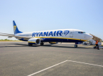 Pria hampir tersedot keluar melalui jendela dalam penerbangan Ryanair