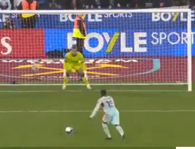 Manajer Brentford membela pemain yang gagal menembak penalti kunci gaya panenka