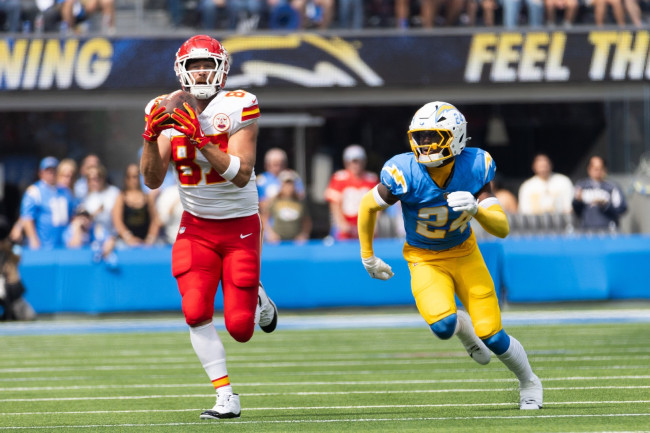 Travis Kelce kembali untuk satu musim lagi bersama Kansas City Chiefs