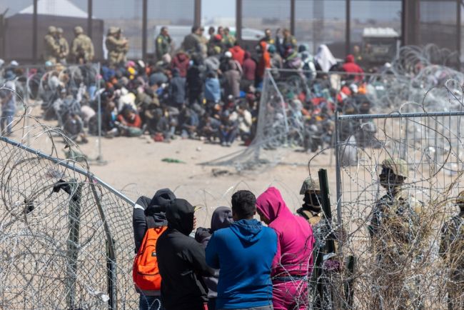 Pengadilan AS memblokir upaya Trump untuk mencabut status hukum migran