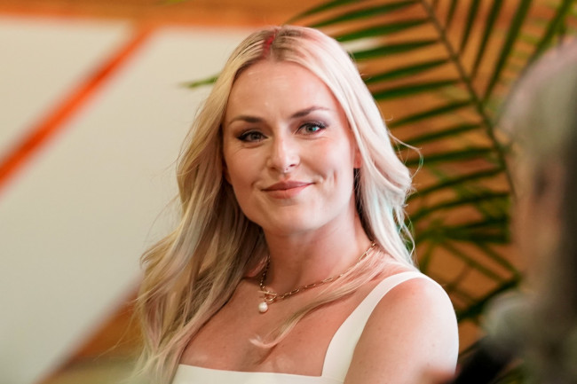 Lindsey Vonn muncul kembali tanpa kruk di Met Gala, tiga bulan setelah kecelakaan Olimpiade
