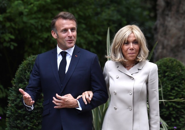 Ibu Negara Prancis Brigitte Macron menghadapi reaksi keras setelah menyebut pengunjuk rasa feminis "pelacur kotor"