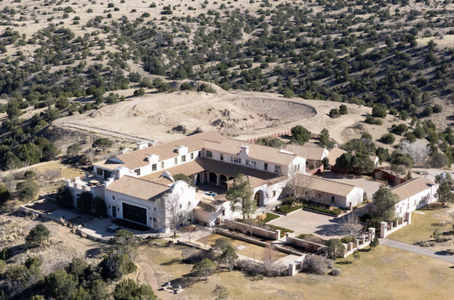 Penyelidik sedang menggeledah bekas peternakan Jeffrey Epstein di New Mexico
