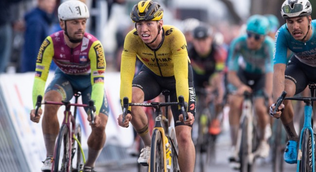Matthew Brennan dibantu oleh Tim Visma untuk memenangkan "balapan kandang" di Tour of Britain