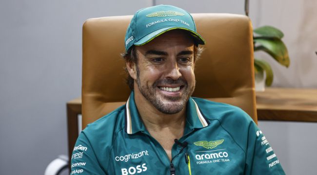 Bos Aston Martin yakin Fernando Alonso akan tetap aktif di tahun 2027: "Usianya adalah kekuatan"