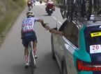 Pembalap Prancis Lenny Martinez tertangkap basah menyontek dengan trik "botol lengket" di Tour de France
