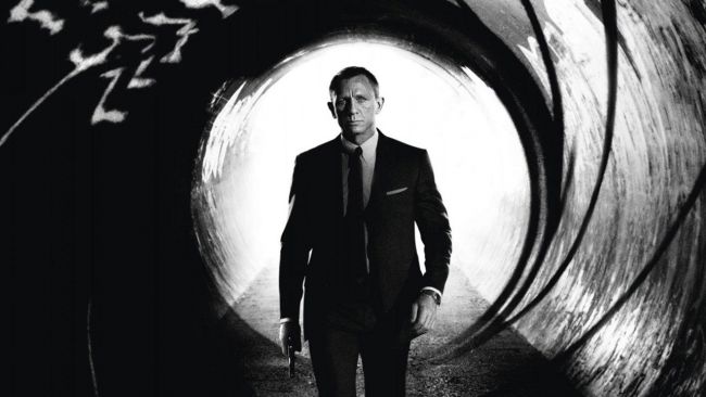 Steven Knight tidak menulis film James Bond berikutnya dengan aktor mana pun dalam pikiran