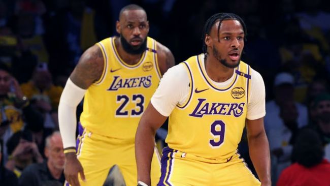 Bronny dan LeBron James membuat assist putra-ke-ayah pertama dalam sejarah NBA