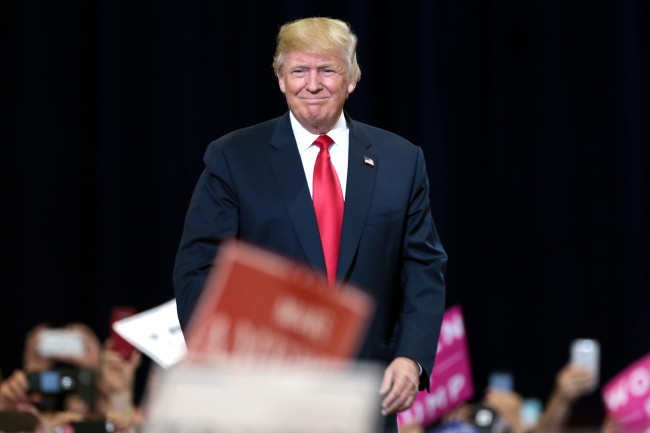Presiden Donald Trump kembali menargetkan kewarganegaraan berdasarkan kelahiran AS dengan dua perintah eksekutif baru
