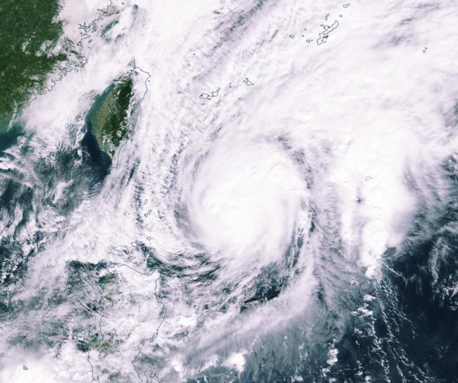 Taiwan mengevakuasi ribuan orang saat Topan Fung-wong mendekat