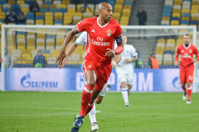 Legenda Benfica Luisão disebut "monyet, Yudas" setelah mendukung rekan senegaranya Vinícius