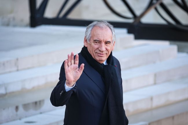 Prancis mempertimbangkan untuk memotong hari libur nasional untuk mengatasi lonjakan utang