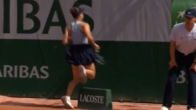 Roland Garros di bawah kecaman karena tanda-tanda berbahaya yang disponsori Lacoste: Pemain tersandung dan terluka