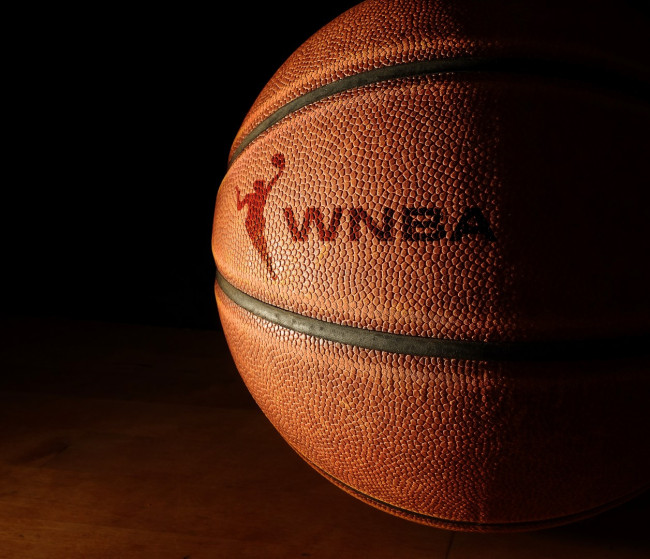 Rebounder utama sepanjang masa WNBA dan pencetak gol terbanyak kedua Tina Charles pensiun pada usia 37