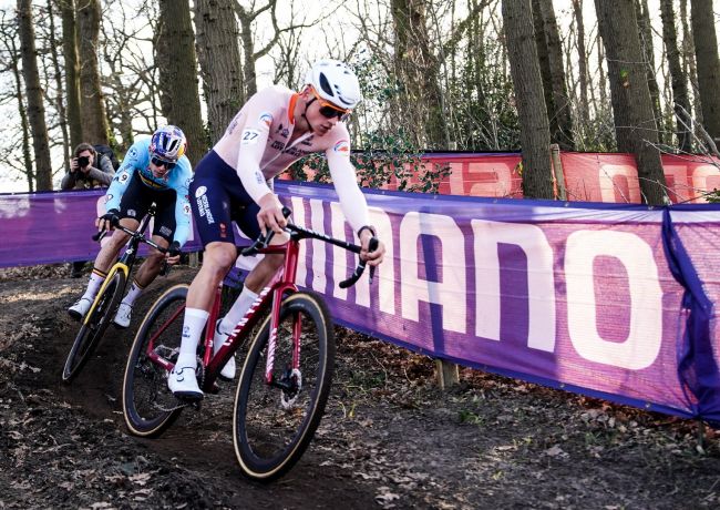 Mathieu van der Poel mempermalukan semua rekan cyclocross-nya di Kejuaraan Dunia cyclocross