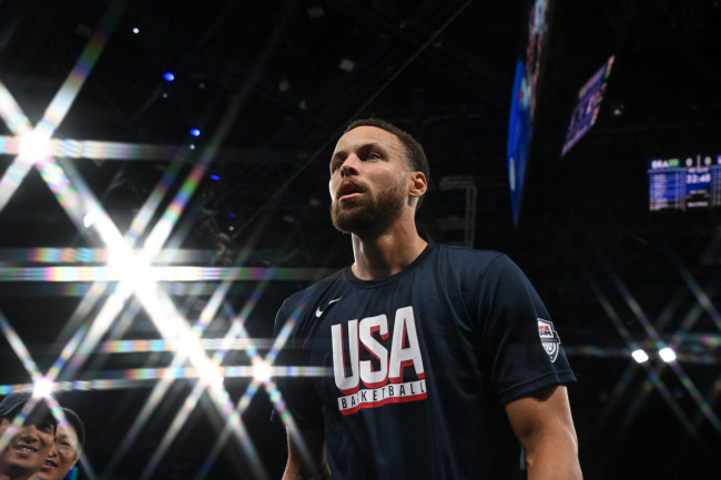 Stephen Curry menandatangani kesepakatan 10 tahun yang menguntungkan dengan merek pakaian olahraga China Li-Ning