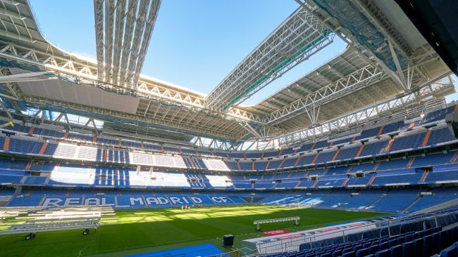 UEFA mendenda Real Madrid dan memerintahkan penutupan sebagian stadion Bernabéu "karena perilaku rasis dan/atau diskriminatif"