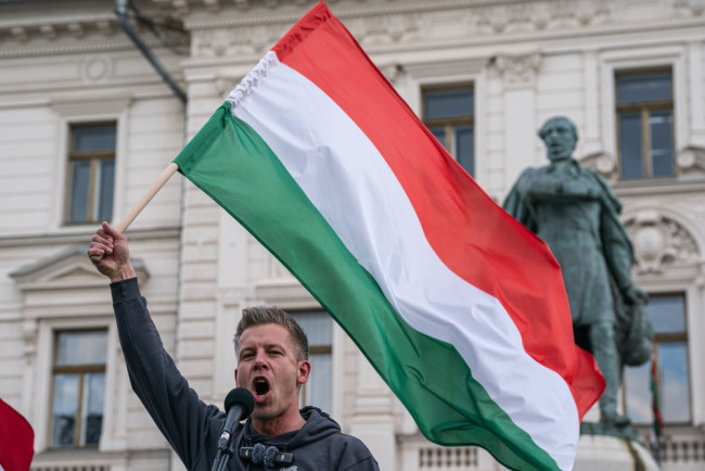 Orbán digulingkan setelah 16 tahun saat Hongaria beralih ke oposisi pro-Uni Eropa, kemenangan bagi Eropa melawan Rusia