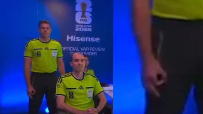 Wasit Australia Shaun Evans dibersihkan setelah membuat gerakan tangan "lingkaran" selama Piala Dunia