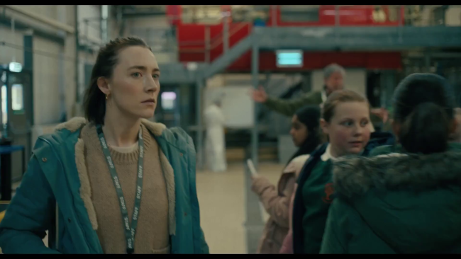 Saoirse Ronan menculik seorang anak di Paramount Bad Apples