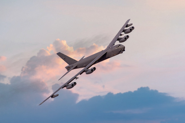Pesawat pembom B-52 jatuh di California, menewaskan delapan orang