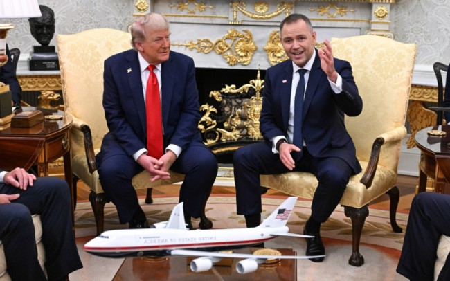 Trump mengisyaratkan komitmen militer Amerika Serikat yang lebih kuat untuk Polandia