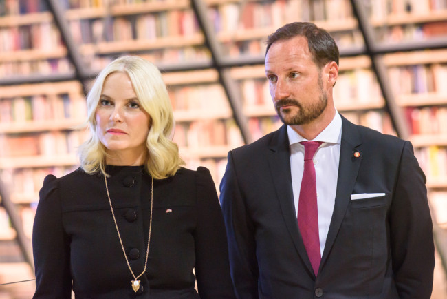 Putri mahkota Norwegia Mette-Marit mengatakan dia "dimanipulasi dan ditipu" oleh Epstein