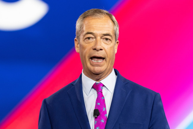 Farage mengusulkan larangan sholat massal Muslim di situs bersejarah Inggris