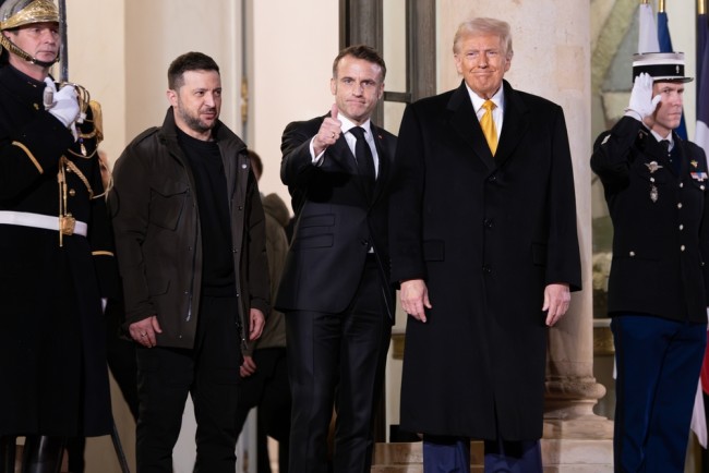 Macron mengatakan rencana perdamaian Trump untuk Ukraina perlu ditinjau kembali