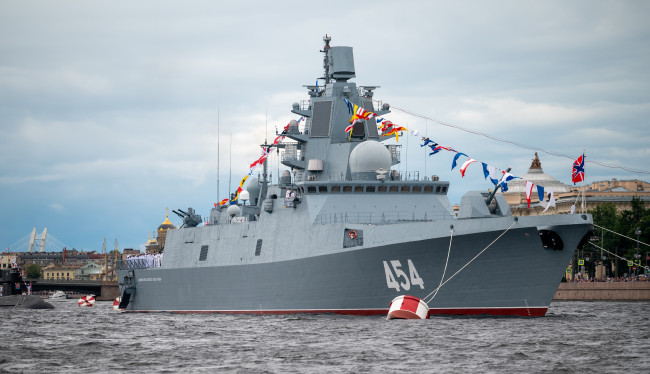 Apakah sebuah fregat Rusia menembakkan tembakan peringatan di Selat Inggris?