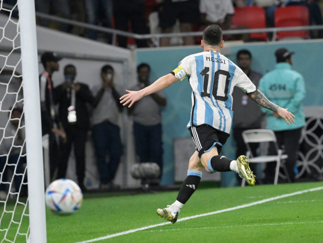 Leo Messi mencetak hat-trick dan memecahkan rekor Piala Dunia dengan kontroversi kartu merah