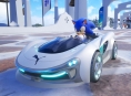 Mucikari wahana Sonic Racing: Crossworlds Anda dengan stiker Puma