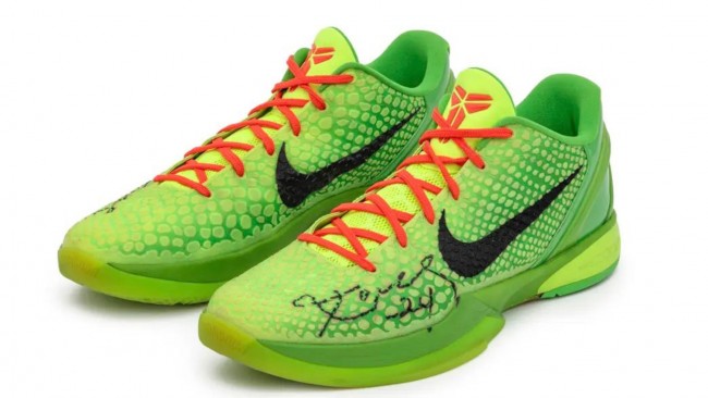 "Sepatu kets Grinch" ikonik Kobe Bryant dari pertandingan Natal 2010 akan dijual seharga lebih dari 10 juta dolar