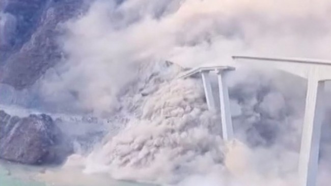 Video menangkap momen jembatan sepanjang 2.500 kaki yang baru dibangun di China runtuh dalam hitungan detik