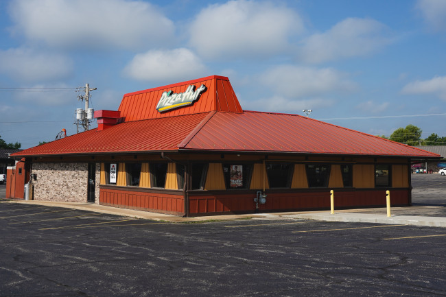 Pizza Hut telah dijual ke pemilik baru seharga ,7 miliar
