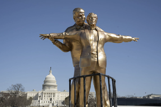 Patung satir baru di Washington menggambarkan Trump dan Epstein sebagai kekasih dari Titanic 