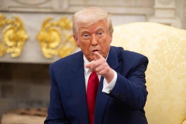 Trump mengecam sekutunya: "Mulailah belajar bagaimana berjuang untuk diri sendiri" dan "dapatkan minyak Anda sendiri"