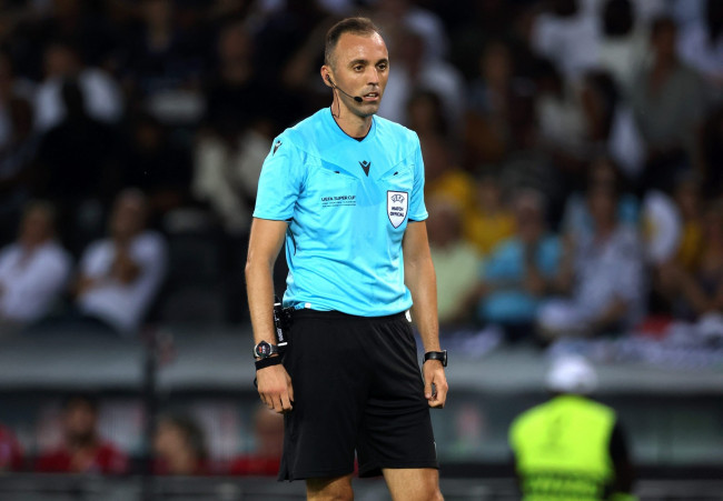 CEO Bayern Munich mengkritik kurangnya pengalaman wasit dalam pertandingan Bayern vs PSG