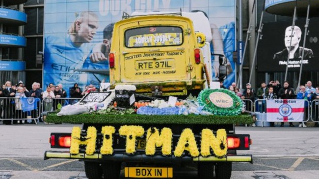 Ribuan orang berkumpul di jalan-jalan Manchester untuk mengucapkan selamat tinggal terakhir kepada Ricky Hatton