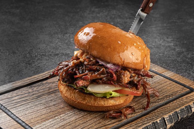 Pecinta BBQ memecahkan Rekor Dunia Guinness untuk sandwich babi terbanyak yang disajikan dalam 8 jam