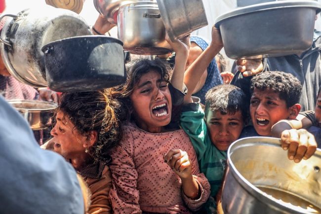 Israel melanjutkan serangan Gaza saat masuknya bantuan terbatas dimulai