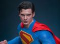 Hot Toys menyajikan patung Superman super detail
