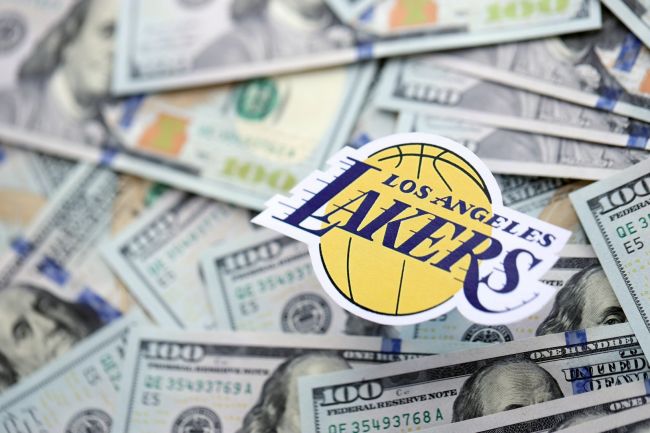 Eksekutif lama Los Angeles Lakers Buss bersaudara dipecat oleh saudara perempuan mereka dalam drama bergaya Succession